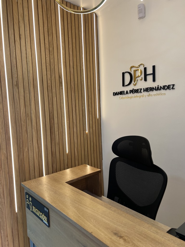 Recepción del consultorio de la Dra. Daniela Pérez, con el logo DPH en la pared